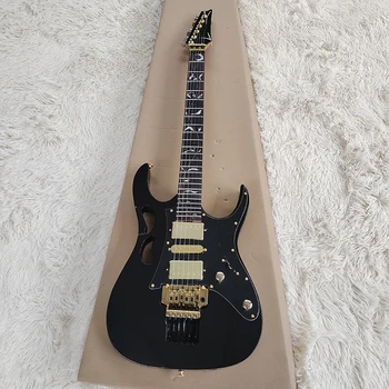 To je zvláštní-tvarovaný elektrická kytara s černým světlý povrch. To je skvělý pocit, a má jedinečný a krásný tón